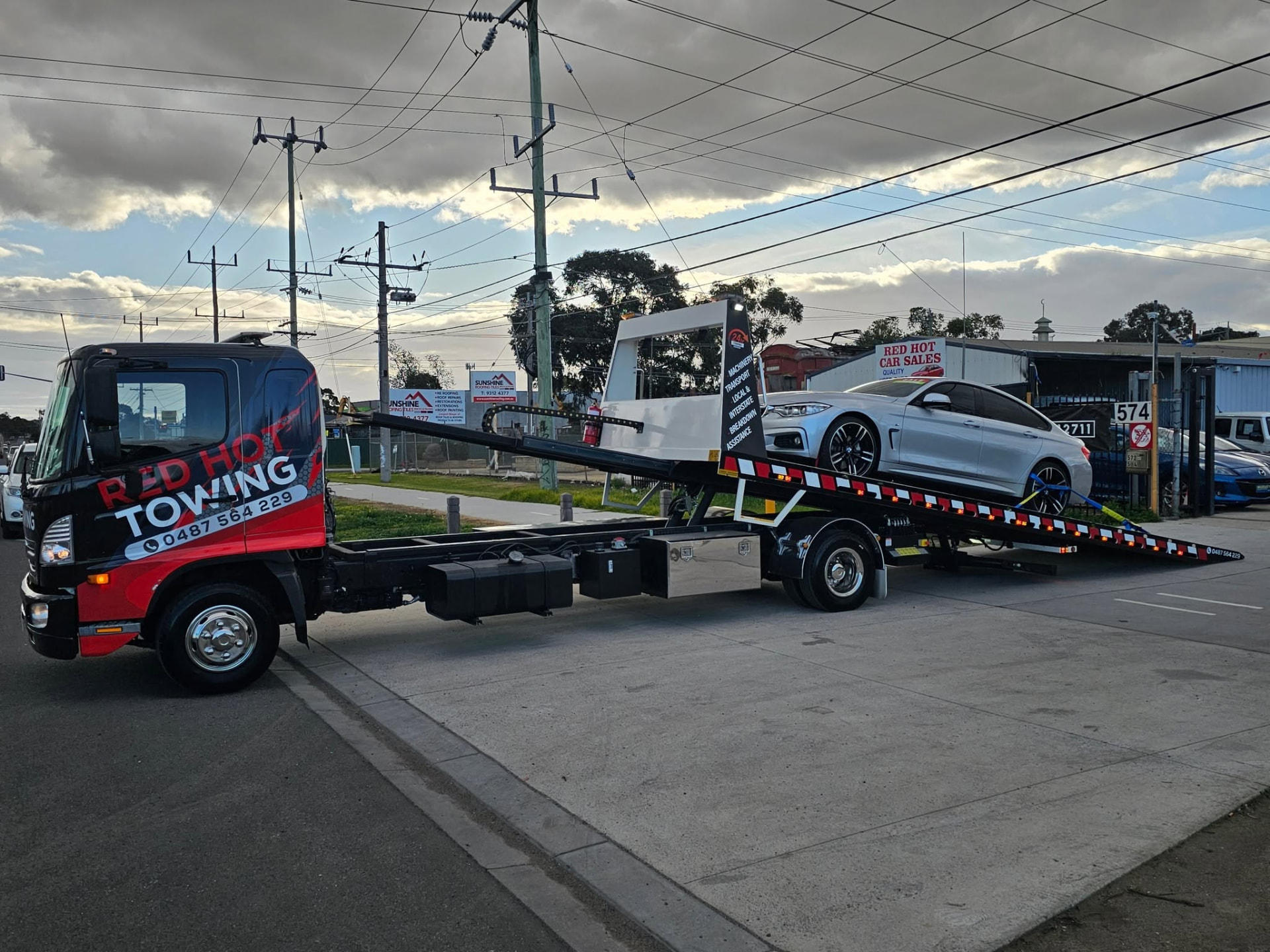 Red Hot Towing tilt tray truck, photo 2